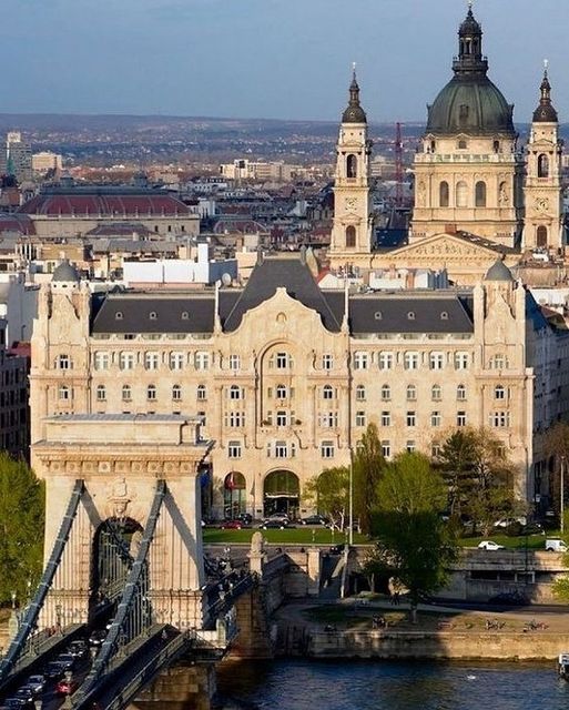 Η γέφυρα των αλυσίδων με το παλάτι Gresham και τη Βασιλική, Βουδαπέστη, Ουγγαρία... 1