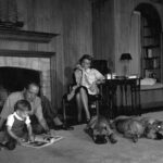 Ο Χάμφρεϊ Μπόγκαρτ, η Λόρεν Μπακόλ και ο γιος τους Στίβεν στο σπίτι τους στο Λος Άντζελες στα 19...