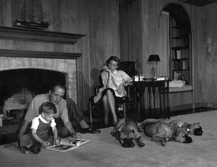 Ο Χάμφρεϊ Μπόγκαρτ, η Λόρεν Μπακόλ και ο γιος τους Στίβεν στο σπίτι τους στο Λος Άντζελες στα 19... 1