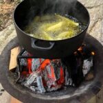 Στην πυροστιά - Πατάτες χωριάτικες, τηγανιτές σε παρθένο ελαιόλαδο......