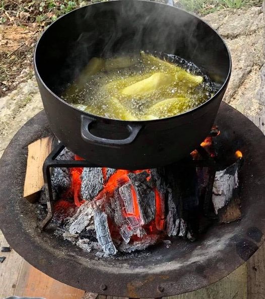 Στην πυροστιά - Πατάτες χωριάτικες, τηγανιτές σε παρθένο ελαιόλαδο...... 1