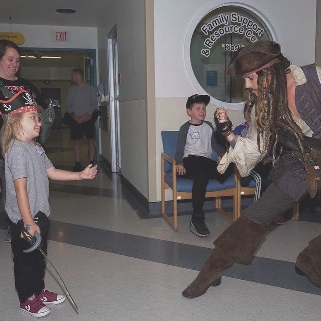 Ο Johnny Depp ντύνεται ως Captain Jack Sparrow για να διασκεδάσει ασθενείς σε ένα παιδικό. 2