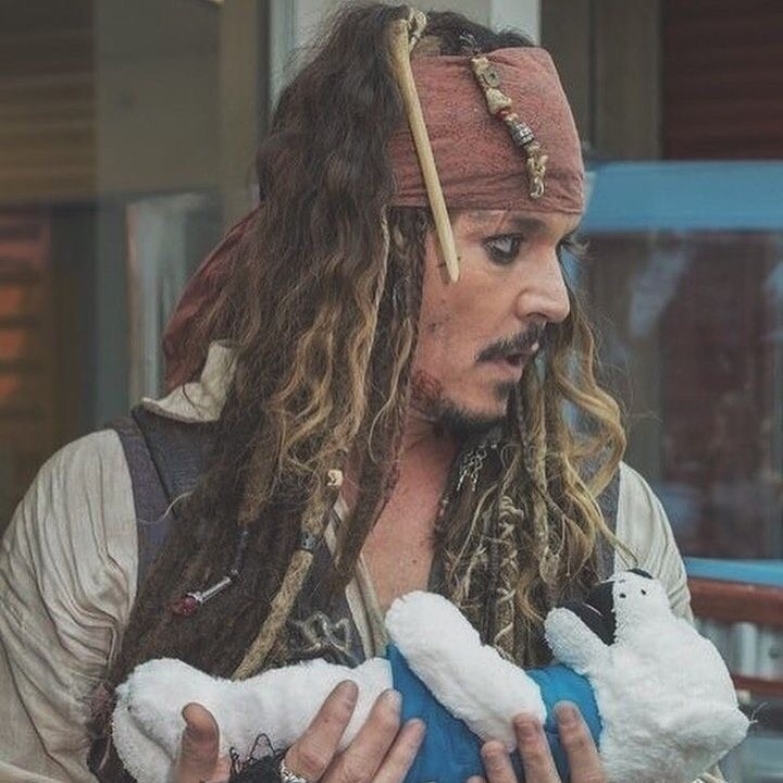 Ο Johnny Depp ντύνεται ως Captain Jack Sparrow για να διασκεδάσει ασθενείς σε ένα παιδικό. 5