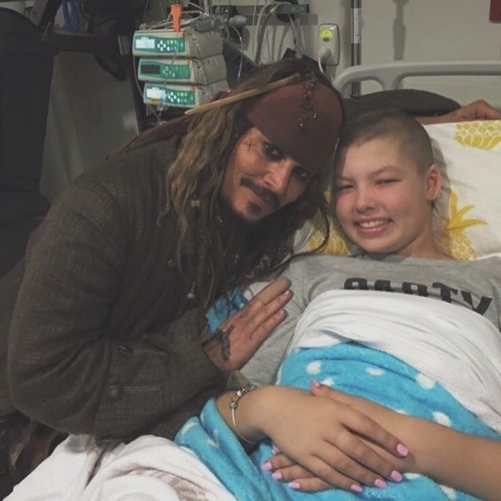 Ο Johnny Depp ντύνεται ως Captain Jack Sparrow για να διασκεδάσει ασθενείς σε ένα παιδικό. 3