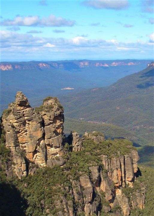 Three Sisters Rocks, Blue Mountains National Park Australia... 1