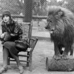 Η 21χρονη Γκρέτα Γκάρμπο ποζάρει με το λιοντάρι της MGM το 1926. Η στάση του σώμ...