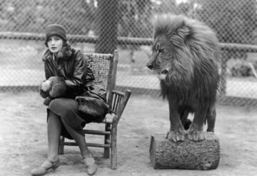 Η 21χρονη Γκρέτα Γκάρμπο ποζάρει με το λιοντάρι της MGM το 1926. Η στάση του σώμ...