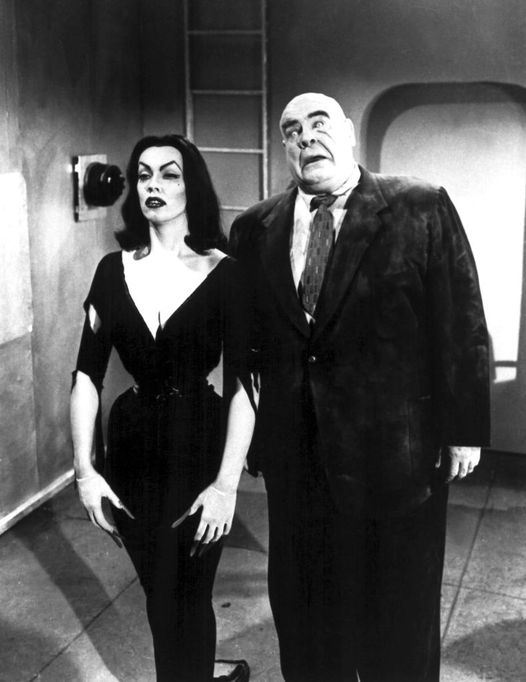 Η Maila Nurmi ως Vampira (11 Δεκεμβρίου 1922 - 10 Ιανουαρίου 2008) και ο Tor Johnson (O... 1