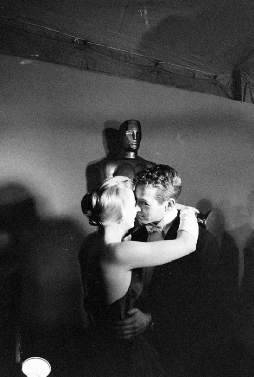 Η Τζόαν Γούντγουορντ με τον σύζυγό της Πολ Νιούμαν μετά το βραβείο Α' Γυναικείου Ρόλου στο 30ο ... 1