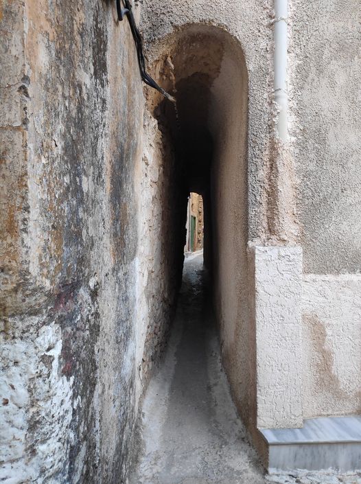 Και αυτό είναι ένα στενό δρομάκι στο μεσαιωνικό χωριό Πυργί της Χίου που θα σε ... 1