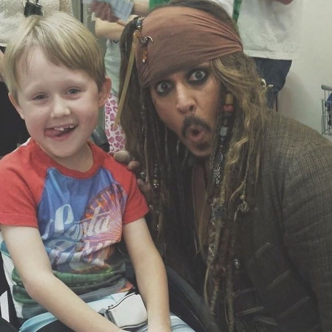 Ο Johnny Depp ντύνεται ως Captain Jack Sparrow για να διασκεδάσει ασθενείς σε ένα παιδικό. 1