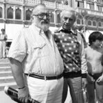 Ο Sergio Leone με τον Michelangelo Antonioni έξω από το ξενοδοχείο Excelsior, Lido, Veni...
