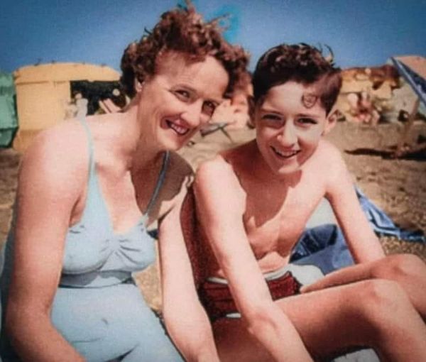 Ο Μπράιαν Μέι (Brian May), σε νεαρή ηλικία, με τη μητέρα του Ρουθ Μέι.... 1