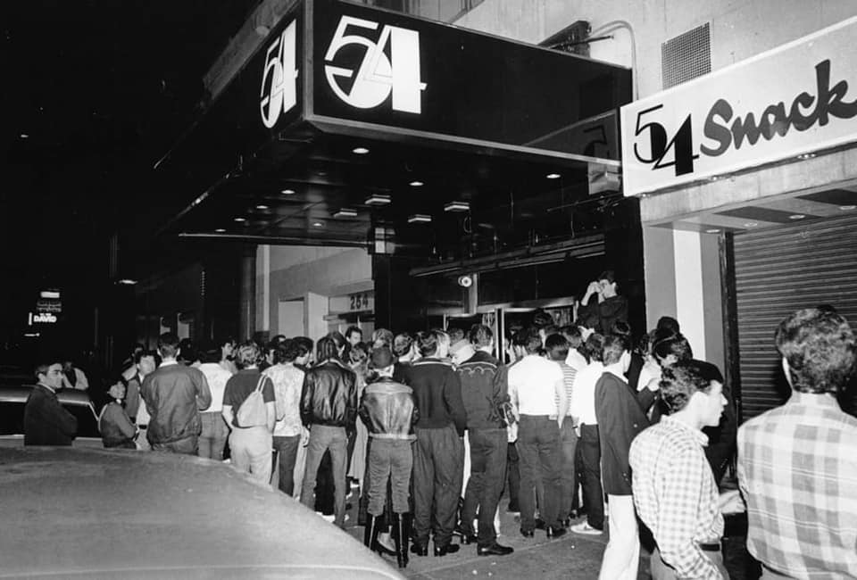 Σαν χθες πριν από 45 χρόνια, στις 26 Απριλίου 1977, το Studio 54 άνοιξε τις πόρ... 1