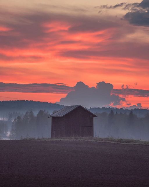 Το ομιχλώδες ηλιοβασίλεμα στο Jyvaskyla της Φινλανδίας... 1