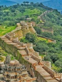 Το τείχος που περιβάλλει το αρχαίο φρούριο Kumbhalgarh είναι ένα από τα καλύτερ...