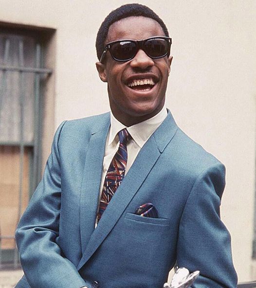 Χρόνια πολλά στον Stevie Wonder που γίνεται 72 ετών σήμερα! Εδώ απεικονίζεται ως νεαρός άνδρας. 1
