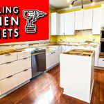 Πώς να ΕΓΚΑΤΑΣΤΑΣΤΕ ΝΤΟΥΛΑΠΙΑ ΚΟΥΖΙΝΑΣ (και να τα αφαιρέσετε)! // DIY Kitchen Remodel Pt. 1 2