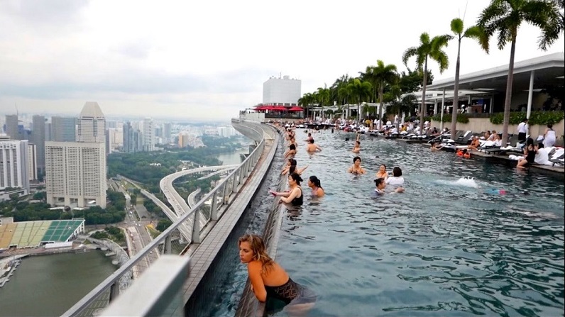 Πισίνα στον 57ο όροφο του καζίνο Marina Bay Sands στη Σιγκαπούρη 3