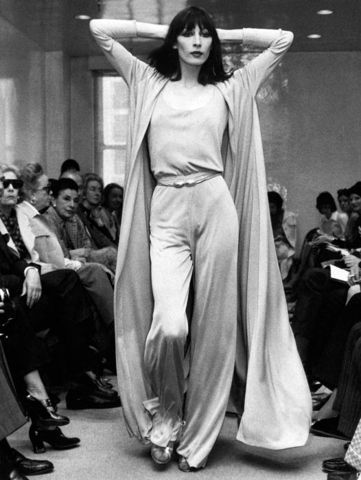 Η Anjelica Huston περπατά για το Halston, 1972. 1