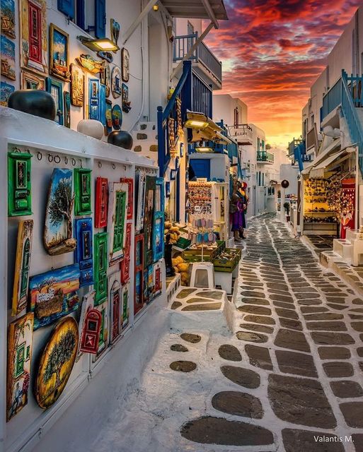 Η Μύκονος είναι ένα από τα πιο δημοφιλή νησιά για επίσκεψη στην Ελλάδα. Αυτό το νησί είναι... 1
