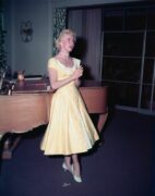 Η Ντόρις Ντέι με κίτρινο φόρεμα, τραγουδώντας μπροστά σε ένα πιάνο, 1950....