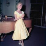 Η Ντόρις Ντέι με κίτρινο φόρεμα, τραγουδώντας μπροστά σε ένα πιάνο, 1950....