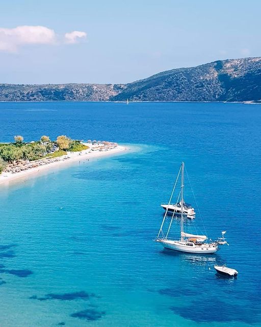 Ο Άγιος Δημήτριος είναι μια από τις καλύτερες παραλίες της Αλοννήσου. Μάλιστα, τα νερά του... 1