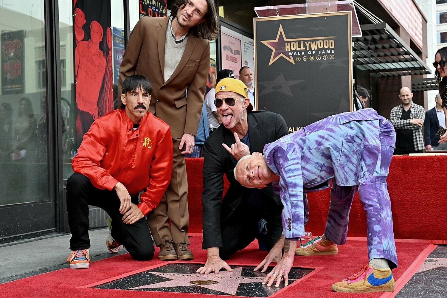 Οι Red Hot Chili Peppers απέσπασαν ένα αστέρι στη Λεωφόρο της Δόξας του Χόλιγουν... 1