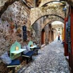 Παλιό δρομάκι της μεσαιωνικής πόλης της Ρόδου, Ελλάδα...