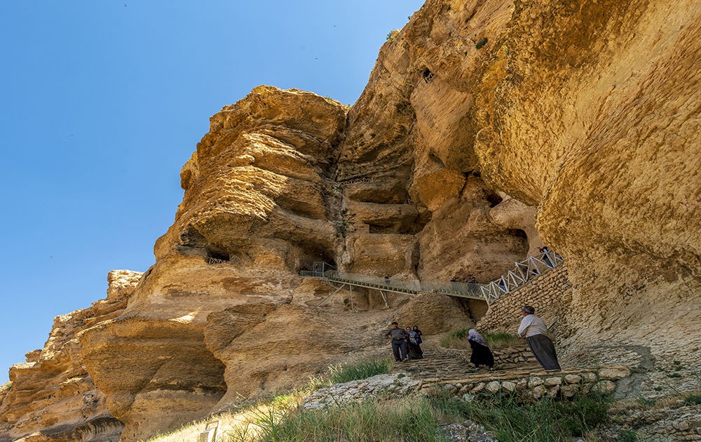 Σπήλαια Karaftu η Ελληνική επιγραφή «Εδώ είναι το σπίτι του Ηρακλή. Όποιος μπει σε αυτό το σπήλαιο θα είναι ασφαλής» στο Δυτικό Ιράν 1