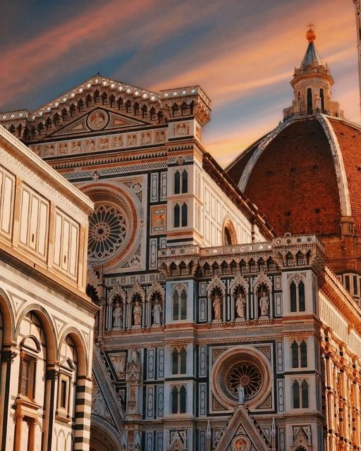Το ηλιοβασίλεμα πυροδοτεί μια μαγική έκρηξη χρωμάτων στο Duomo της Φλωρεντίας, στην Τοσκάνη... 1