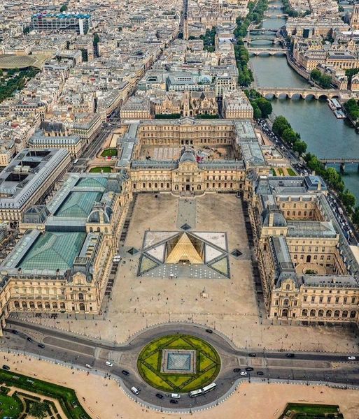 Φανταστική πανοραμική θέα του Μουσείου του Λούβρου, Παρίσι, Γαλλία - Φωτογραφία © από @ard... 1
