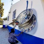 Street art (ώρα για τσάι) Από τον Πορτογάλο καλλιτέχνη Odeith...