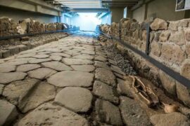 Ένας Ρωμαϊκός δρόμος μήκους 45 μέτρων ανακαλύφθηκε κατά τις ανασκαφές για ένα ν...