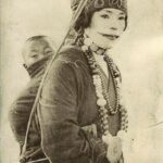 Γυναικά Ainu με το παιδάκι της στην πλάτη και ένα tattoo γύρω από τα χείλη που ...