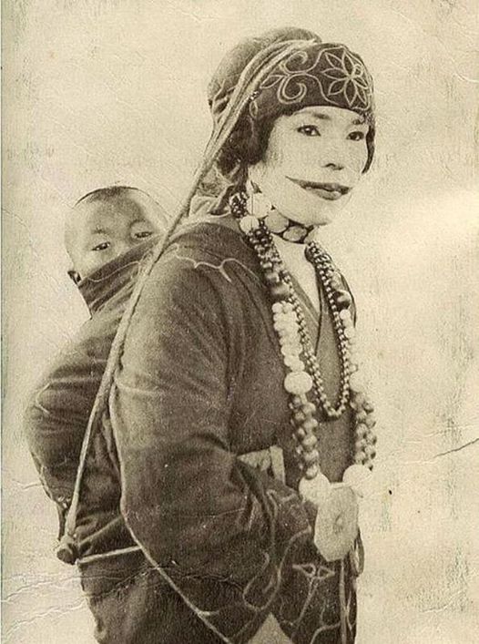 Γυναικά Ainu με το παιδάκι της στην πλάτη και ένα tattoo γύρω από τα χείλη που ... 1