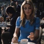 Η Sharon Tate σε ένα καφέ στο Παρίσι, 1968...