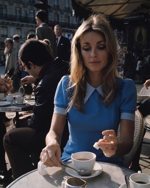 Η Sharon Tate σε ένα καφέ στο Παρίσι, 1968... 1