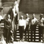 Ο Robert Wadlow, ο ψηλότερος άνθρωπος στην ιστορία, επισκέπτεται τη φυλακή Folsom το 1939 ως...