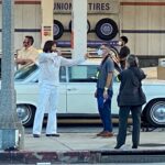Ο Μπράντλεϊ Κούπερ και ο Πολ Τόμας Άντερσον στο Λος Άντζελες στα γυρίσματα του «Encino», του...