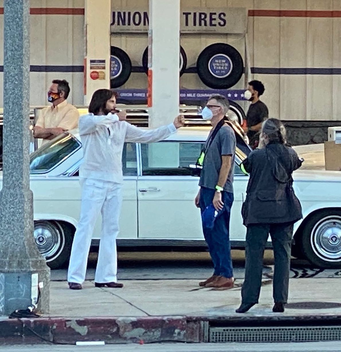Ο Μπράντλεϊ Κούπερ και ο Πολ Τόμας Άντερσον στο Λος Άντζελες στα γυρίσματα του «Encino», του... 1