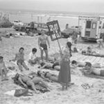 Πουριτανικό στέκι ενάντια σε πολύ αποκαλυπτικά μαγιό σε παραλία της Φλόριντα, 1985. ΗΠΑ...