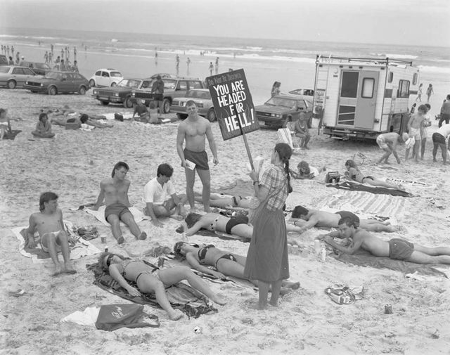Πουριτανικό στέκι ενάντια σε πολύ αποκαλυπτικά μαγιό σε παραλία της Φλόριντα, 1985. ΗΠΑ... 1