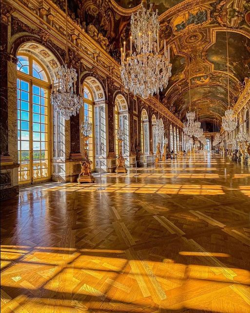 Το Château de Versailles - The Hall of Mirrors είναι μια μεγάλη γκαλερί σε στυλ μπαρόκ και... 1