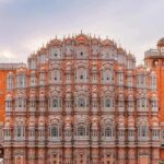 Το Hawa Mahal είναι ένα παλάτι κατασκευασμένο από κόκκινο και ροζ ψαμμίτη, στην...