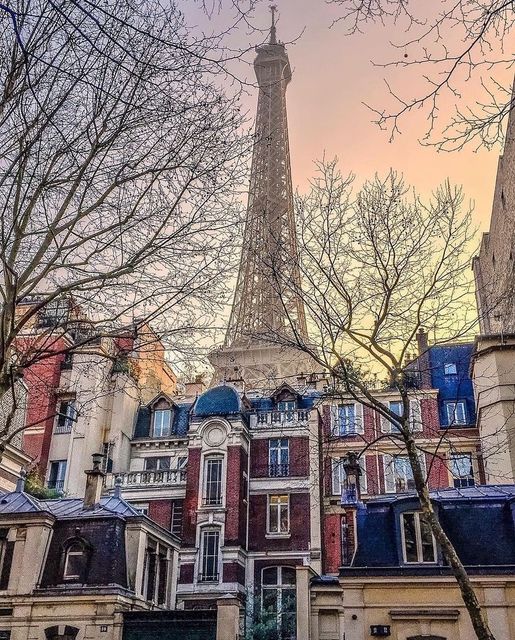 Υπάρχει πάντα ένας λόγος να κοιτάξεις τα μάτια σου στον ουρανό. Παρίσι, Γαλλία - Φωτογραφία... 1