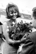 Η Claudia Cardinale λαμβάνει τριαντάφυλλα κατά την άφιξή της για την Berlinale, 1964.