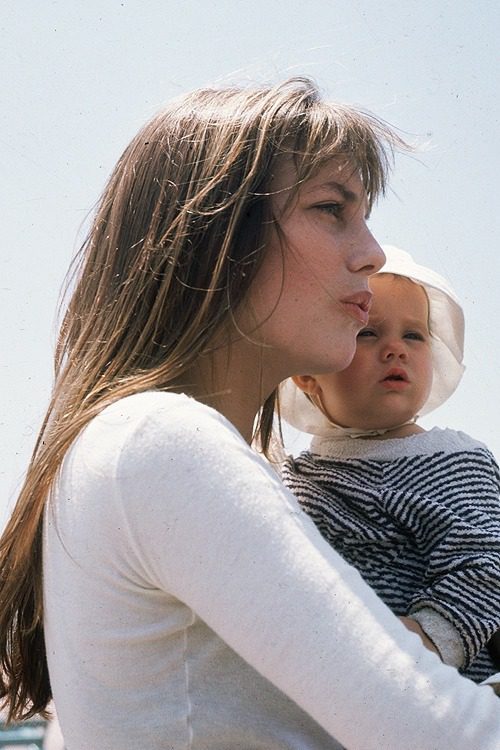 Η Jane Birkin κρατώντας την κόρη της Charlotte Gainsbourg, 1972.... 1