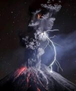 Καταπληκτική σύλληψη της ηφαιστειακής έκρηξης με κεραυνό Beautiful Disaster #Y...